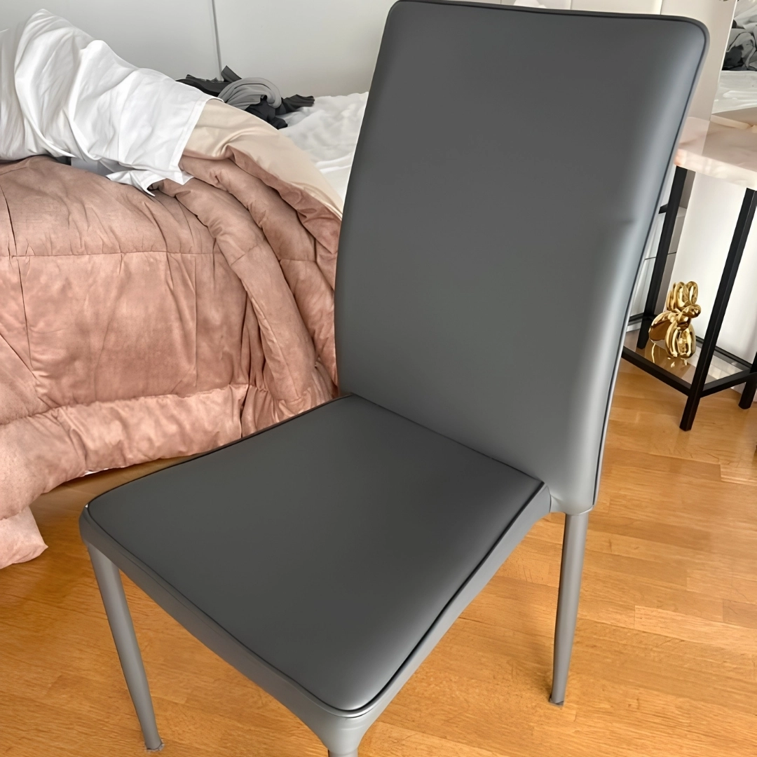 Sedia moderna imbottita rivestita in ecopelle grigia per interno